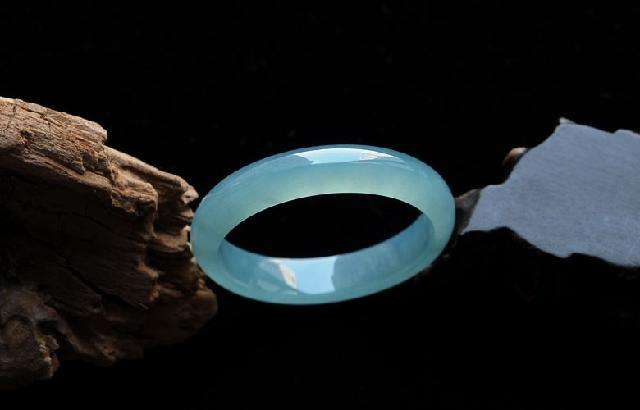 白色翡翠项链手镯越通透价格越高吗？今天，我们来谈谈翡翠手镯的养护技巧！   第2张