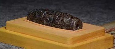 翡翠原石有紫色的吗天珠九眼为尊，像这个在市场上价值如何？  第2张