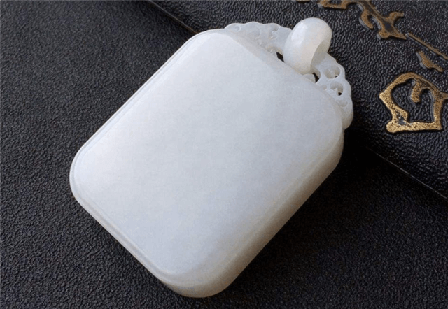 翡翠什么原石出帝王绿和田玉无事牌一般用什么料？带你全面认识和田玉无事牌！   第3张