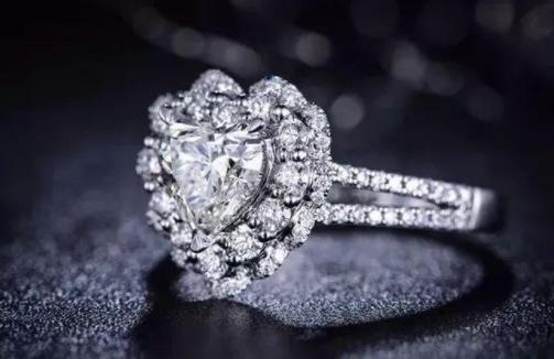 带什么翡翠手镯好“合成钻石”混入天然钻石，这种群镶模式的钻戒要当心了！  第1张