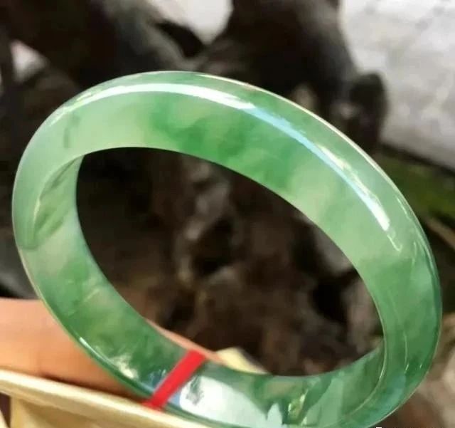 上万的翡翠手镯是什么样的翡翠手镯十年后的价值又将如何呢？  第3张