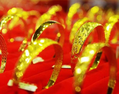 玫瑰金翡翠戒指图片2020年黄金首饰价格有望跌到两百多一克吗？  第1张