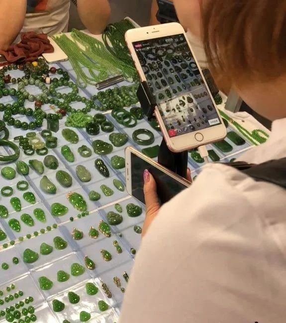 什么样的翡翠玉石好市场乱象——玉石直播  第1张