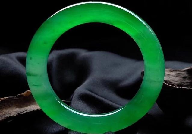 08年这件翡翠只要百万，现在已经接近千万了  第1张