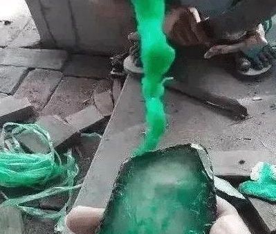 缅甸翡翠原石最大老板200万的翡翠原石切割导致刀片断裂，里面竟是钢珠螺丝钉   第7张