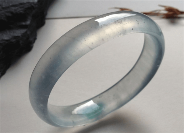 在网上买翡翠靠谱吗白色的冰种翡翠手镯多吗？价格会不会很高？   第2张