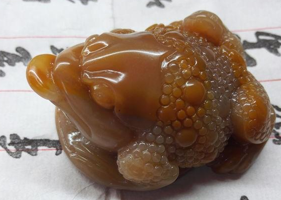 铁龙生和翡翠的鉴定《母子金蟾》告诉你顽石雕与不雕有什么区别   第5张