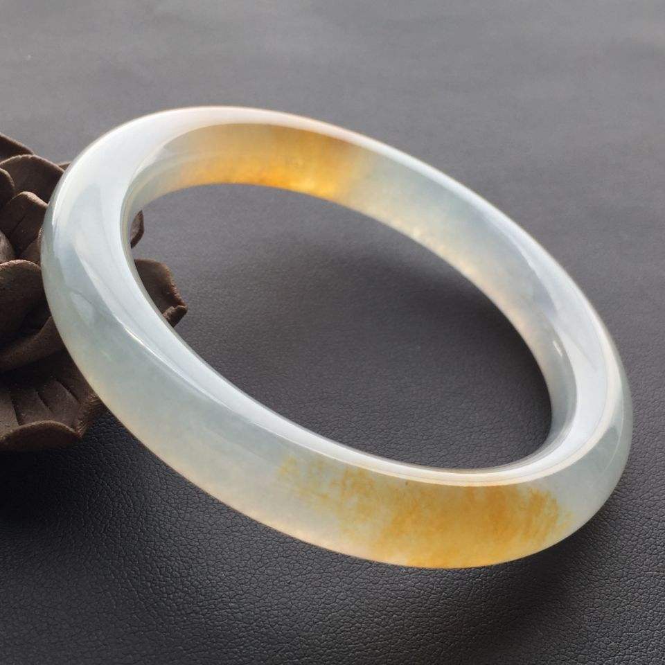 黄翡手镯值钱吗？黄翡价值涨势喜人，这是真的吗？   第2张