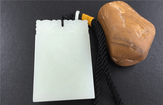 和田玉无事牌配什么链子？简单素雅才是真！   第1张