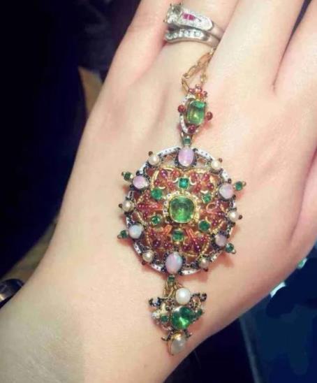 翡翠手镯a货怎么看珠宝也分五行，这个你清楚吗？  第1张