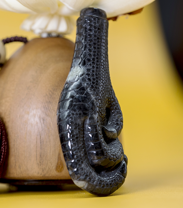 翡翠原石切出的图案是什么让翡翠价格一年上升30%？  第2张