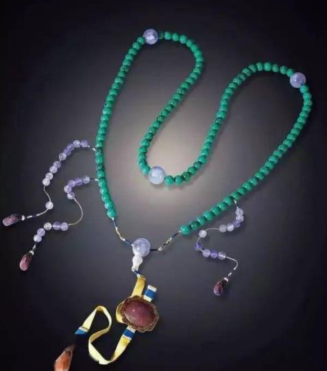 翡翠吊坠如意多少钱女王罕见的电视演讲，佩戴了绿松石胸针，绿松石热潮来了吗？  第6张