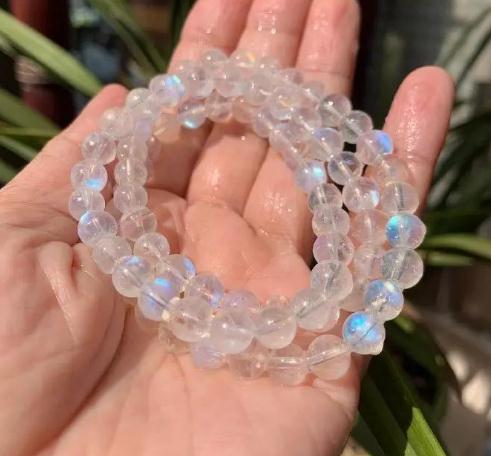 翡翠手镯和田籽料手镯为什么月光石的晕彩呈现不同的颜色？  第2张