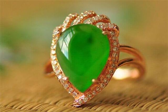 翡翠戒面价格为什么这么贵？答案是让你瞬间明白  第2张