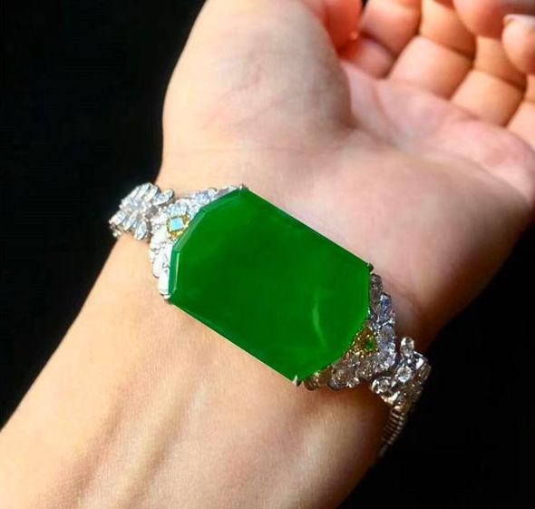 翡翠糯米种手镯价格翡翠挂件的行情你了解吗？今天更新干货哦  第1张