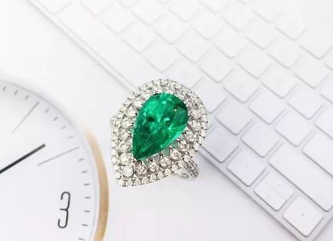 湖南翡翠鉴定经济低迷下，为啥富人阶层还热衷于买珠宝？  第1张