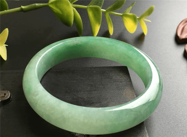 翡翠手镯可以戴在右手吗？比起佩戴位置，手镯大小更重要   第1张