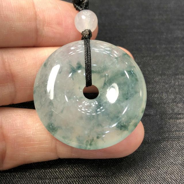 蓝水翡翠挂件有飘花的翡翠一定就是价格高的翡翠吗？  第6张