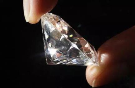 带什么翡翠手镯好“合成钻石”混入天然钻石，这种群镶模式的钻戒要当心了！  第2张