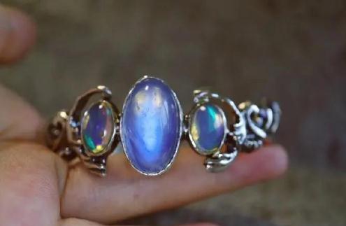 翡翠手镯和田籽料手镯为什么月光石的晕彩呈现不同的颜色？  第4张