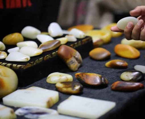 张铁军翡翠是a货么疫情之下，和田玉市场涨跌的最新变化来了  第1张