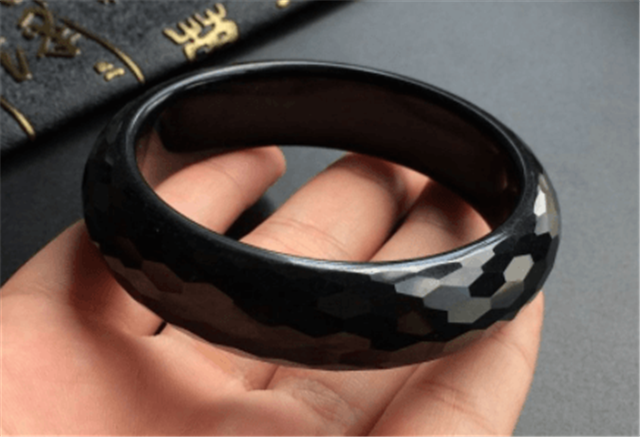 四季豆冰种翡翠墨翠市场价格多少一克？我们应如何看待墨翠市场价格的高低？   第3张