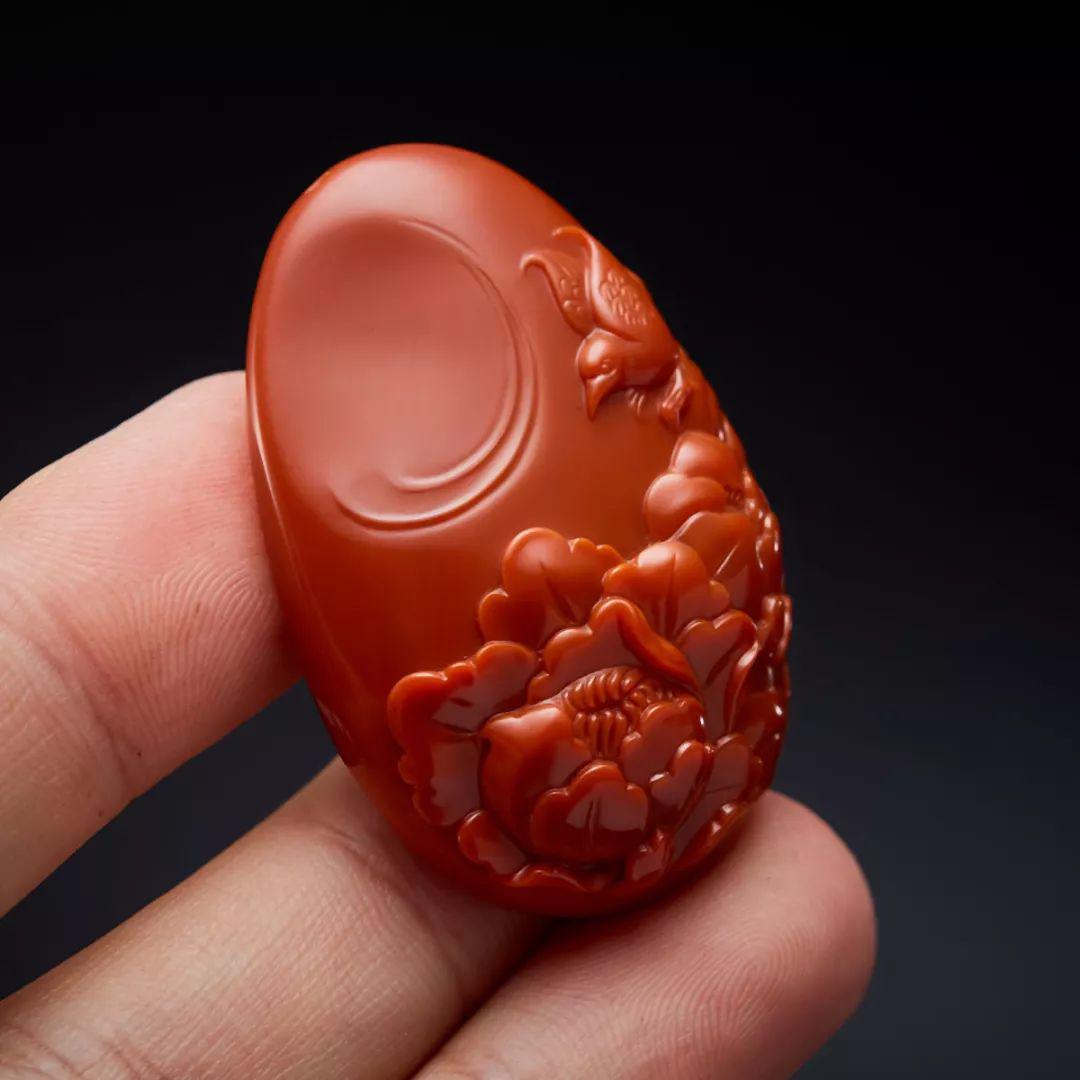 黑翡翠鉴定他用油保养的南红，竟然成这样了！  第6张