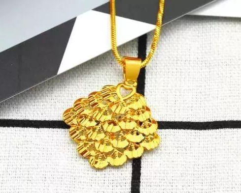 玻璃种翡翠造假“沙金首饰”何以能在珠宝市场“低开高走”？  第2张