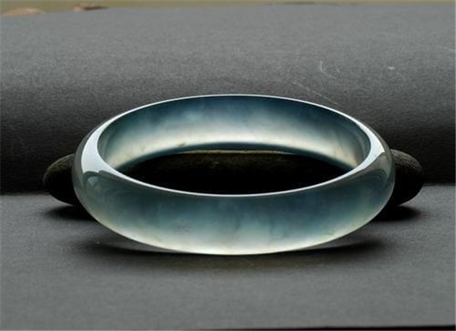 翡翠蓝水和高冰哪个好？影响蓝水翡翠价格的因素是什么？   第2张