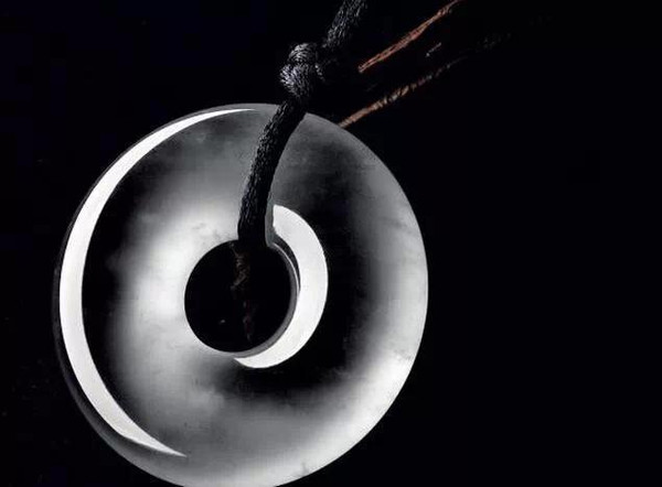 新买的翡翠观音吊坠什么戴比较合适翡翠近年价格走势你知道吗？牢记它是艺术品！   第1张