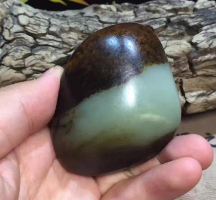 金丝种翡翠原石切片图你能分辨出青玉中的这两个新宠吗？  第2张