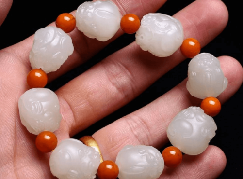 翡翠原石的翻砂脱砂年轻人为什么不能戴玉？关于和田玉的佩戴你可能误会了！  第3张