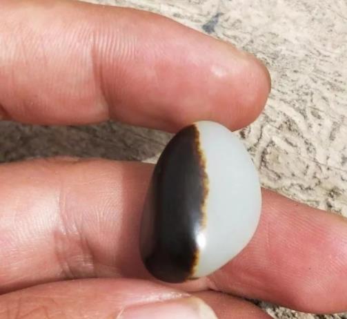 翡翠手镯越戴越棉红皮好遇，黑皮难寻！  第1张