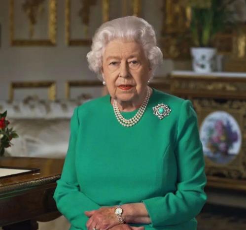 翡翠吊坠如意多少钱女王罕见的电视演讲，佩戴了绿松石胸针，绿松石热潮来了吗？  第1张