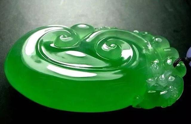 黑乌沙翡翠原石红锈斑斑特点几万，几十万的翡翠和几百万的，差别居然在这里！   第6张