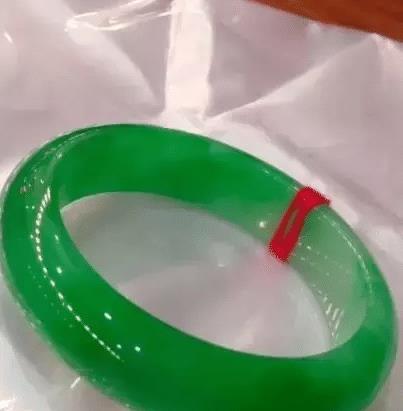 翡翠“色辣”为极品，那你知道翡翠“色辣”的评定标准是什么吗？  第2张