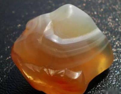 血沁翡翠手镯原来这些都是石英岩玉，你分得清吗？  第1张