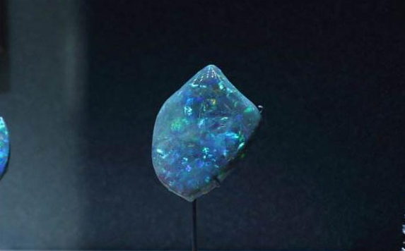 翡翠手镯鉴别好坏中国的“欧泊热”可以持续升温吗？欧珀目前价值还处于低谷  第3张