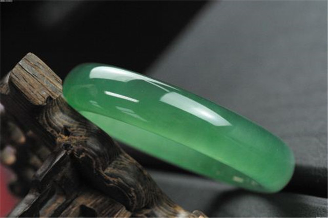 哪里有学翡翠鉴定翡翠手镯不带绿好吗？来看看它有哪些颜色？   第1张