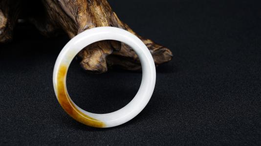 黄翡手镯值钱吗？黄翡价值涨势喜人，这是真的吗？   第3张