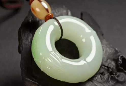 翡翠原石的翻砂脱砂年轻人为什么不能戴玉？关于和田玉的佩戴你可能误会了！  第2张