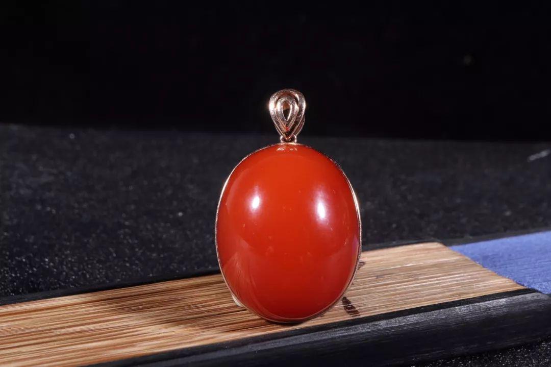 翡翠土黄杂色手镯教你如何鉴别南红的基本特点  第2张