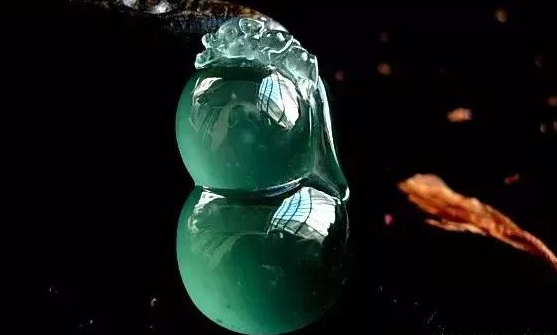 翡翠项链镶嵌图好翡翠到底该怎么挑，看看行家送给翡翠新人的建议  第1张