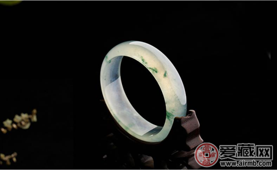 翡翠手镯大小不一，该如何选购翡翠手镯？   第2张