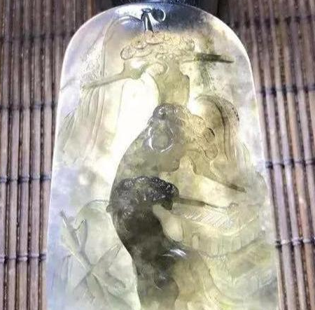 翡翠豆绿手镯本以为是块煤炭险些丢掉，没想到是王者，几经雕琢富到流油  第6张