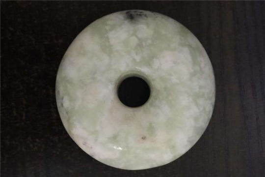 岫岩玉杂质有哪些，对价格有影响吗？  第2张