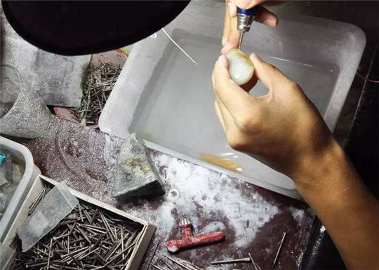 翡翠手镯铁锈线玉石的价格到底是怎么定的？  第4张