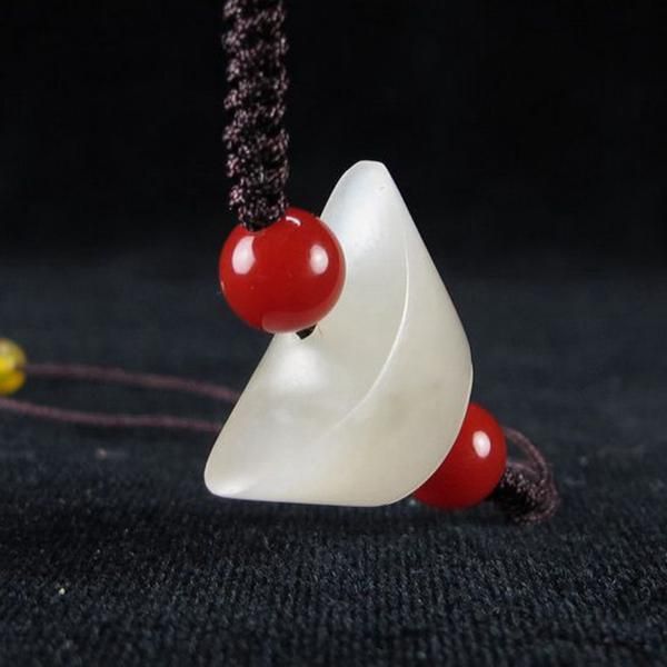 翡翠毛料怎么鉴别和田玉挂件如何保养？和田玉挂件怎么选择   第2张