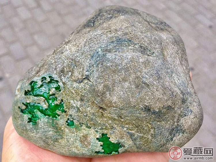 冰糯飘蓝花翡翠原石的挑选 