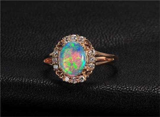 翡翠原石稳欧泊石的价格和它的变彩有关系吗？  第3张